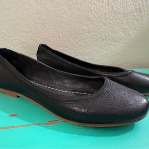 FRYE Carson Classic Black Leather Women's Flats, Size 7.5